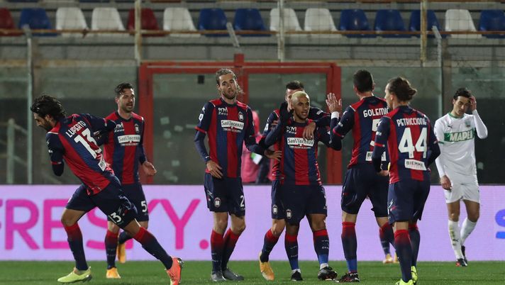 CROTONE, ITALY - FEBRUARY 14: Adam Ounas of Crotone celebrates after scoring his team's equalizing goal during the Serie A match between FC Crotone and US Sassuolo at Stadio Comunale Ezio Scida on February 14, 2021 in Crotone, Italy. (Photo by Maurizio Lagana/Getty Images) Torino, ecco il Crotone: anche Cosmi deve far fronte a numerose assenze - immagine 1
