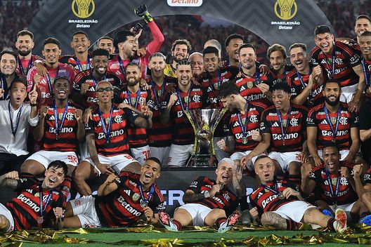 RIO DE JANEIRO, BRASILE - 3 DICEMBRE: I giocatori del Flamengo festeggiano con il trofeo dopo la vittoria del campionato in seguito alla partita Brasileirao 2025 tra Flamengo e Ceara allo stadio Maracanã il 3 dicembre 2025 a Rio de Janeiro, Brasile. (Foto di Buda Mendes/Getty Images) PSG, Luis Enrique teme il Flamengo: “Spero di non incontrarlo in finale”- immagine 2