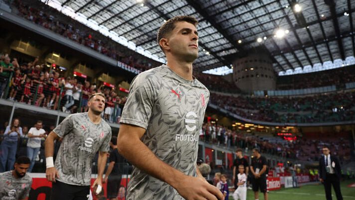 MILAN, ITALY - AUGUST 23: Christian Pulisic of AC Milan attends before the Serie A match between AC Milan and US Cremonese at Giuseppe Meazza Stadium on August 23, 2025 in Milan, Italy. (Photo by Claudio Villa/AC Milan via Getty Images) Gazzetta – Pulisic, in dubbio la presenza dal 1′ contro il Lecce: il motivo! Musah e Modric… - immagine 1