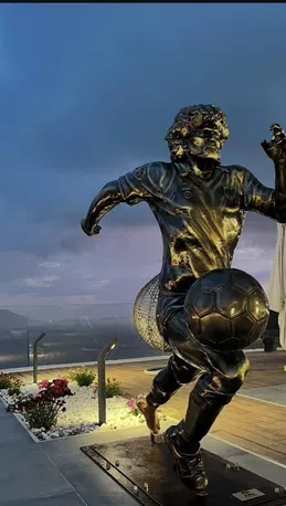GALLERY Sorpresa per Geolier! Acquistata la statua di Maradona per la sua super villa - immagine 2