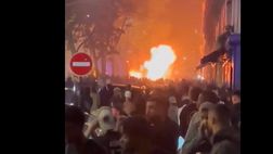 VIDEO / PSG, la festa per la finale diventa un caos: tifosi investiti e incendi