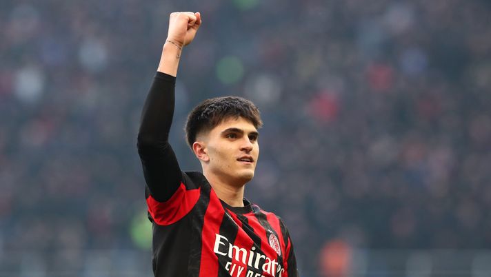 MILAN, ITALY - DECEMBER 14: Davide Bartesaghi of AC Milan celebrates scoring his team's second goal during the Serie A match between AC Milan and US Sassuolo Calcio at Giuseppe Meazza Stadium on December 14, 2025 in Milan, Italy. (Photo by Marco Luzzani/Getty Images) Milan-Sassuolo, Bartesaghi sul coro per lui: “L’ho sempre sognato” - immagine 1
