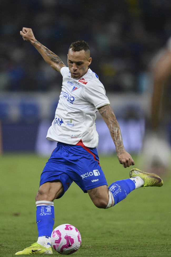BELO HORIZONTE, BRAZIL - OCTOBER 18: Breno Lopes of Fortaleza controls the ball during a match between Cruzeiro and Fortaleza as part of Brasileirao 2025 at Mineirão Stadium on October 18, 2025 in Belo Horizonte, Brazil. (Photo by Pedro Vilela/Getty Images) Fortaleza-Flamengo in diretta streaming gratis: dove vedere la partita- immagine 3