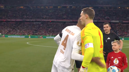 VIDEO / Neuer, che combini? Si fa espellere al 17′ per un’uscita folle