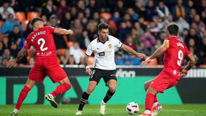 VALENCIA, SPAIN - MARCH 30: Hugo Duro of Valencia CF controls the ball whilst under pressure from Matija Nastasic and Abdon Prats of RCD Mallorca during the LaLiga EA Sports match between Valencia CF and RCD Mallorca at Estadio Mestalla on March 30, 2024 in Valencia, Spain. (Photo by Aitor Alcalde/Getty Images) Di Marzio – Anche Hugo Duro come possibile sostituto di Zirkzee - immagine 1