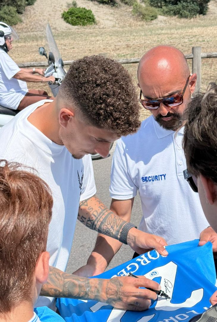 Capitan Di Lorenzo fa felici i tifosi a Castel Volturno – LA GALLERY - immagine 2