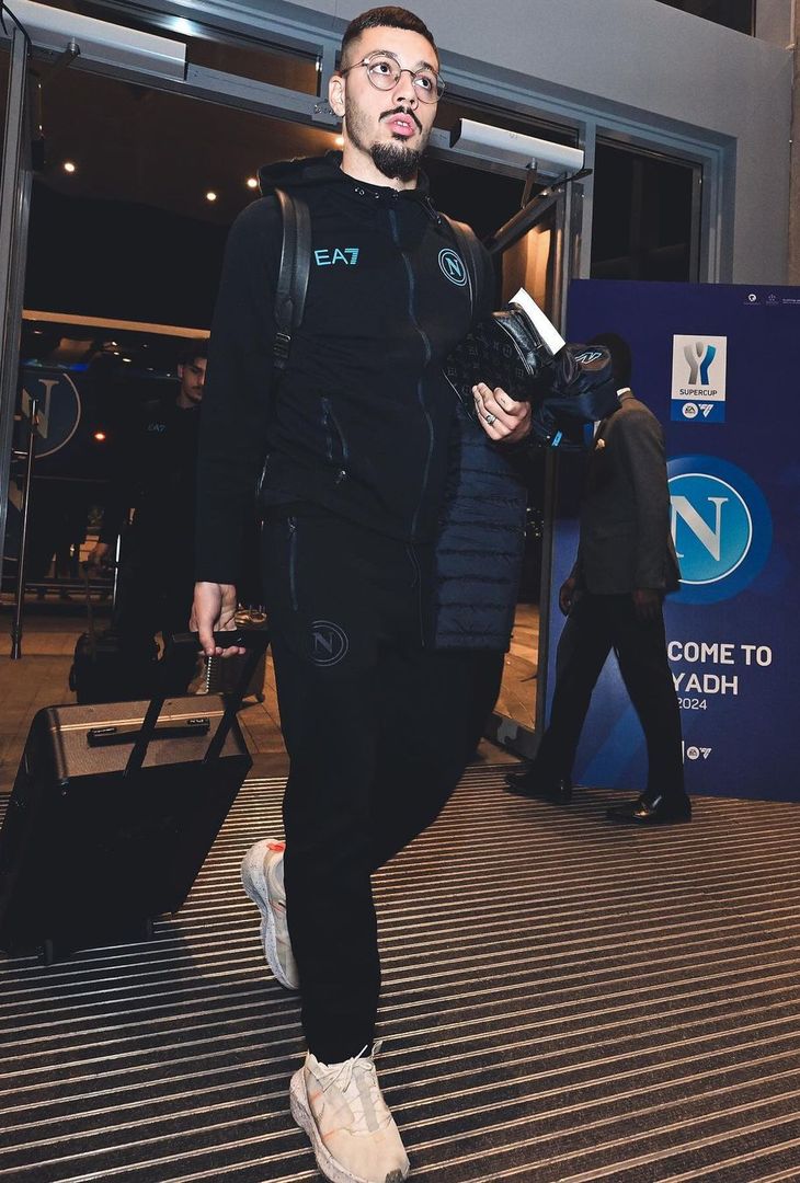 GALLERY Supercoppa, il Napoli è sbarcato a Riyadh: gli scatti dell’arrivo - immagine 6