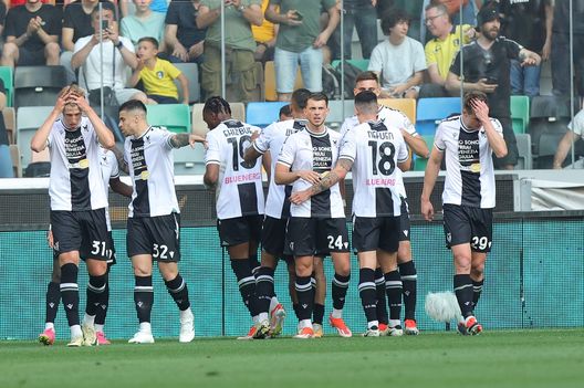 Esultanza squadra Udinese-Roma | La fotogallery dei primi 72′: le immagini migliori del match - immagine 1