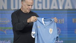 Uruguay, Bielsa divide subito: non convocati Cavani e Suarez