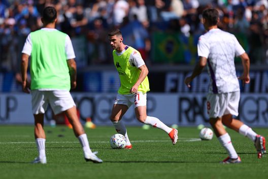 BERGAMO, ITALY - SEPTEMBER 15: Robin Gosens of ACF Fiorentina warms up ahead of the Serie A match between Atalanta and Fiorentina at Gewiss Stadium on September 15, 2024 in Bergamo, Italy. (Photo by Francesco Scaccianoce/Getty Images) Amoruso: “Biraghi tra i più scarsi a difendere e Gosens non dà garanzie”- immagine 2
