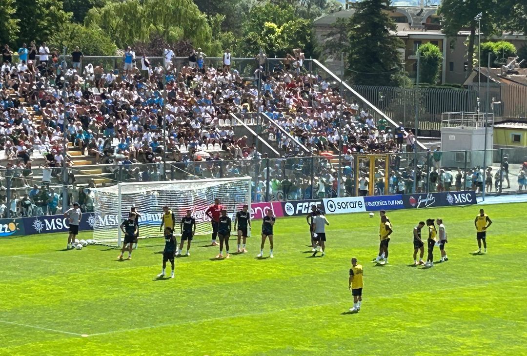 Gli azzurri provano punizioni e calci d'angolo