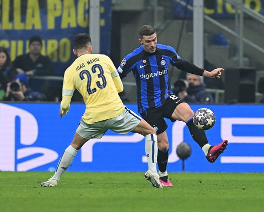 Milano, Italia - 22 febbraio: Robin Gosens dell'FC Internazionale compete per il pallone con João Mário dell'FC Porto durante la partita di andata degli ottavi di finale di UEFA Champions League tra FC Internazionale e FC Porto allo Stadio San Siro, il 22 febbraio 2023 a Milano, Italia. (Foto di Mattia Ozbot - Inter/Inter via Getty Images) Joao Mario, ESCLUSIVA Santos: “Esterno totale, ma scambio con Alberto Costa incomprensibile”- immagine 2