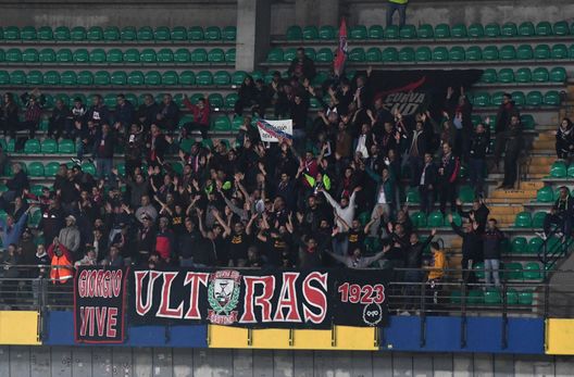 I tifosi del FC Crotone esultano durante la partita di Serie B tra AC Chievo Verona e FC Crotone allo Stadio Marcantonio Bentegodi il 29 ottobre 2019 a Verona (Foto di Alessandro Sabattini/Getty Images) Altamura-Crotone, dove vedere la partita in diretta tv ed in streaming LIVE- immagine 2