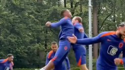 VIDEO / Olanda: l’allenamento petto contro petto. Dumfries si diverte!
