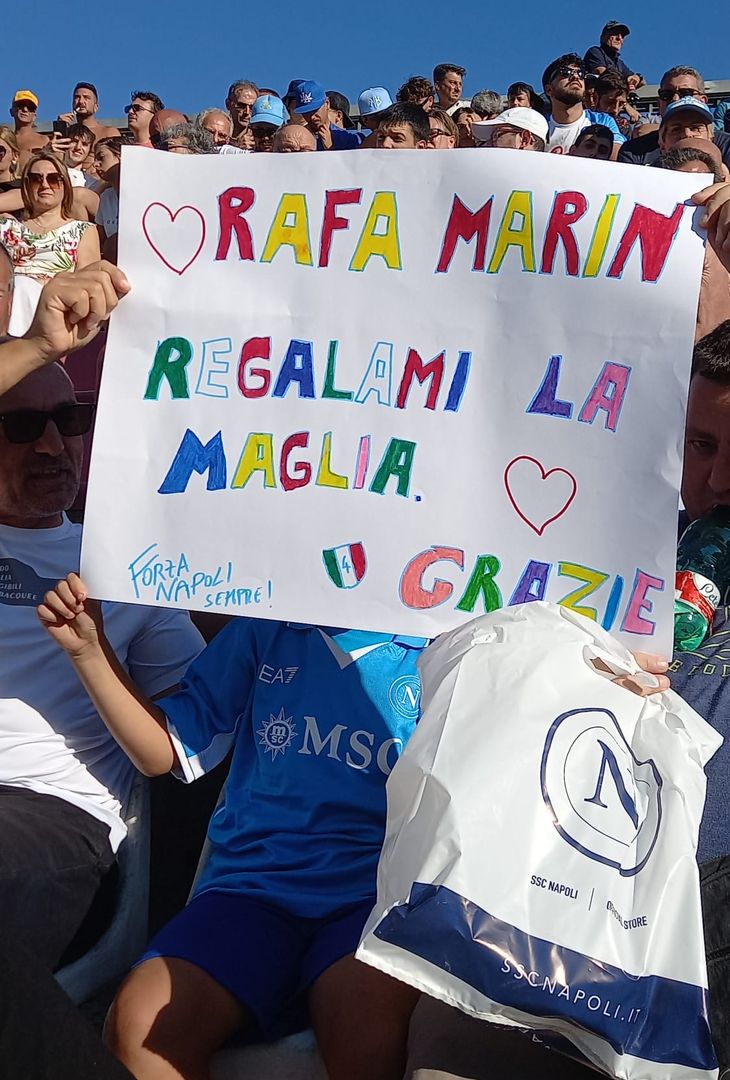 Gli striscioni di richieste più originali dal Patini