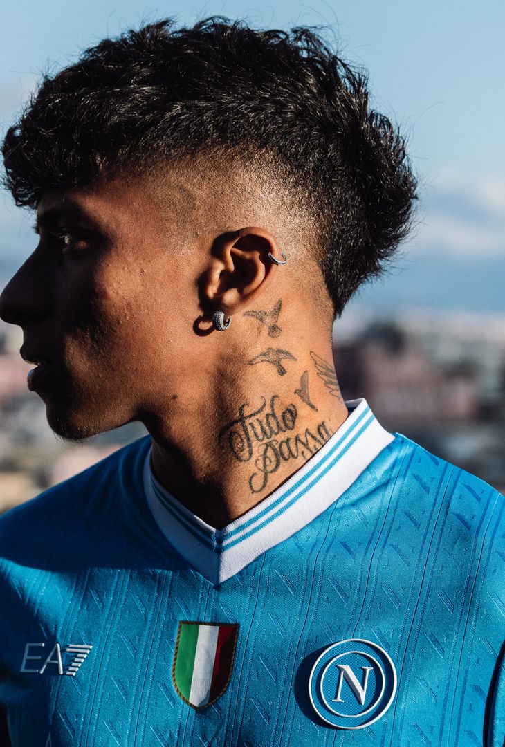 Dopo una lunga trattativa, Alisson Santos è diventato un nuovo giocatore del Napoli. L'esterno brasiliano, proveniente dallo Sporting, ha firmato il suo contratto in azzurro in una location d'eccezione, sullo sfondo del Golfo partenopeo.