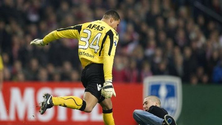 Az Alkmaar: il portiere picchia l’invasore, l’arbitro lo espelle… - immagine 1