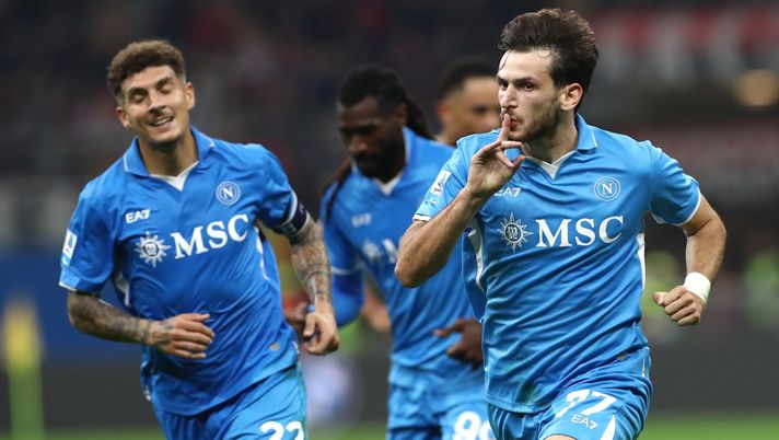 MILAN, ITALY - OCTOBER 29: Khvicha Kvaratskhelia of SSC Napoli celebrates after scoring his teams second goal during the Serie A match between AC Milan and SSC Napoli at Stadio Giuseppe Meazza on October 29, 2024 in Milan, Italy. (Photo by Marco Luzzani/Getty Images) Rinnovo Kvara, incontro Manna-agente: segnali incoraggianti. La richiesta del georgiano - immagine 1