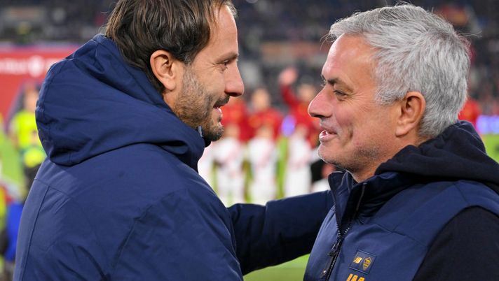 ROME, ITALY - JANUARY 12: AS Roma coach Josè Mourinho (R) and Genoa CFC coach Alberto Gilardino greet prior the Coppa Italia match between AS Roma and Genoa CFC at Stadio Olimpico on January 12, 2023 in Rome, Italy. (Photo by Fabio Rossi/AS Roma via Getty Images) TV, Derby del Lunedì: “Genoa e Sampdoria, fate presto a risolvere le questioni in sospeso” - immagine 1
