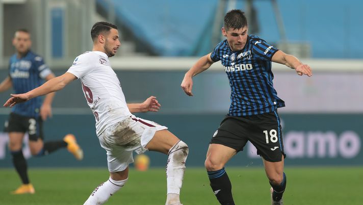 BERGAMO, ITALY - FEBRUARY 06: Ruslan Malinovskyi of Atalanta B.C. is challenged by Rolando Mandragora of Torino FC during the Serie A match between Atalanta BC and Torino FC at Gewiss Stadium on February 06, 2021 in Bergamo, Italy. Sporting stadiums around Italy remain under strict restrictions due to the Coronavirus Pandemic as Government social distancing laws prohibit fans inside venues resulting in games being played behind closed doors. (Photo by Emilio Andreoli/Getty Images) Atalanta-Torino: l’analisi tattica del match analyst - immagine 1