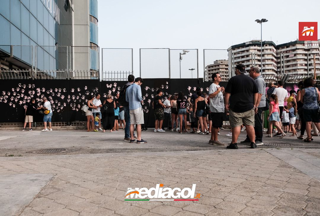 FOTO Palermo, le impronte rosa sul murales del ‘Renzo Barbera’ (Gallery) - immagine 61