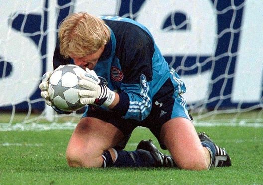 Oliver Kahn, grande protagonista ai rigori nella finale contro il Valencia del 2001 Fine del record storico per la Spagna: Chelsea prima squadra a fare il Grande Slam- immagine 3