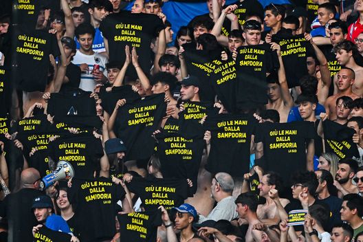 GENOA, ITALIA - MAGGIO 26: Tifosi della Sampdoria protestano nel 2023 (Foto di Simone Arveda/Getty Images) La Sampdoria davanti al mare in tempesta: solo la vittoria può salvarla- immagine 4