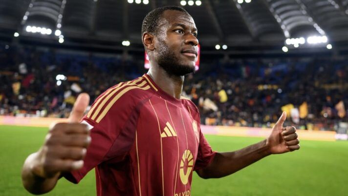 ROME, ITALY - MARCH 02: Evan Ndicka of AS Roma celebrates the victory after the Serie A match between AS Roma and Como at Stadio Olimpico on March 02, 2025 in Rome, Italy. (Photo by Fabio Rossi/AS Roma via Getty Images) Cinque nomi per la 28a giornata: ecco i difensori da schierare al fantacalcio - immagine 1