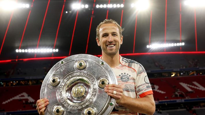 MUNICH, GERMANY - MAY 10: Harry Kane of Bayern Munich poses for a photo with the Meisterschale trophy after the teams 2-0 victory in the Bundesliga match between FC Bayern München and Borussia Mönchengladbach at Allianz Arena on May 10, 2025 in Munich, Germany. (Photo by Alexander Hassenstein/Getty Images) Bayern Monaco, Kane festeggia il primo trofeo in carriera: “Sensazione incredibile” - immagine 1