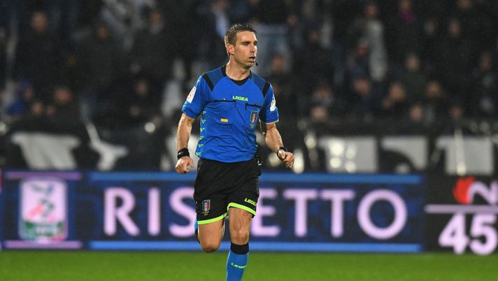LA SPEZIA, ITALY - FEBRUARY 01: Referee Francesco Fourneau looks on during the Serie B match between AC Spezia and Pordenone Calcio at Stadio Alberto Picco on February 1, 2020 in La Spezia, Italy. (Photo by Alessandro Sabattini/Getty Images) Lecce-Bologna, la moviola: Fourneau vede bene gli episodi in area - immagine 1