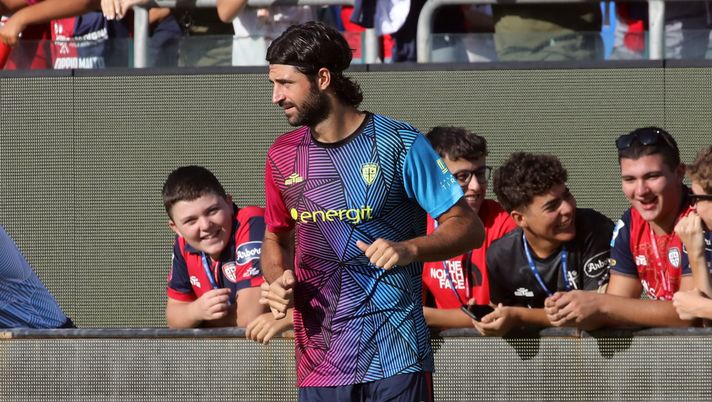 CAGLIARI, ITALY - AUGUST 24: Sebastiano Luperto of Cagliari warm up before the Serie A match between Cagliari Calcio and ACF Fiorentina at Stadio Sant'Elia on August 24, 2025 in Cagliari, Italy. (Photo by Enrico Locci/Getty Images) Luperto e Gaetano al 90°: “Che bello il gol all’ultimo. Acciaccati, ma che tifo” - immagine 1