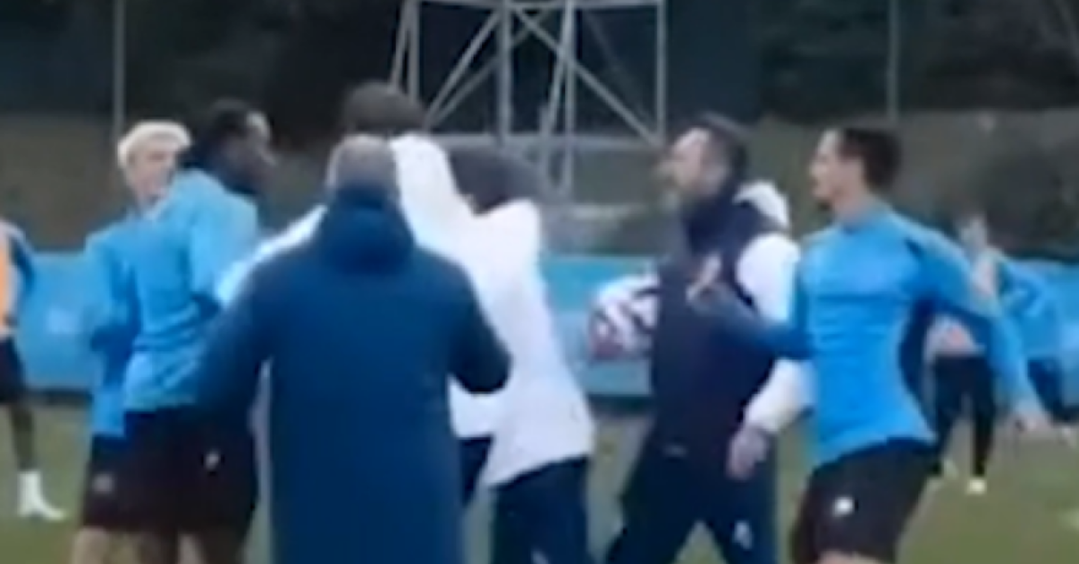 olympique marsiglia de zerbi sfiora la rissa con un giocatore video