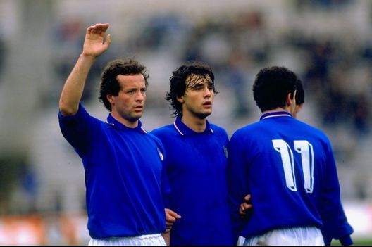 14 febbraio 1987: Dossena e Giannini formano un muro durante la partita di qualificazione agli Europei contro il Portogallo, giocata a Lisbona, in Portogallo. L'Italia ha vinto la partita per 1-0. Crediti obbligatori: Allsport UK / Allsport Dossena serie B