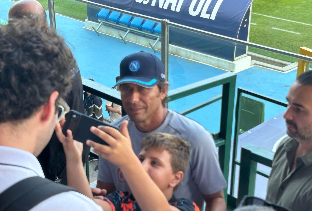 GALLERY Conte salta in tribuna tra il pubblico: selfie e scatti con i supporter - immagine 10
