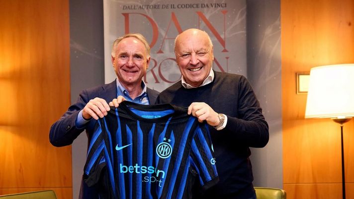 Inter, Marotta ha incontrato lo scrittore Dan Brown: scambio di doni e dedica speciale - immagine 1