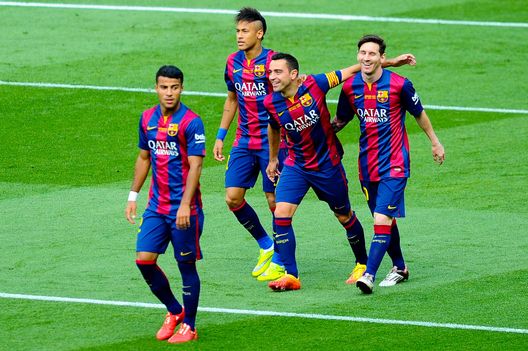 BARCELONA, SPAIN - MAY 23: (L-R) Rafinha, Neymar, Xavi Hernandez and Lionel Messi of FC Barcelona celebrate after Messi scored the opening goal during the La Liga match between FC Barcelona and RC Deportivo de la Coruna at Camp Nou on May 23, 2015 in Barcelona, Spain. (Photo by David Ramos/Getty Images) Milan e Barcellona: l’essenza di una cultura sportiva immutabile- immagine 4