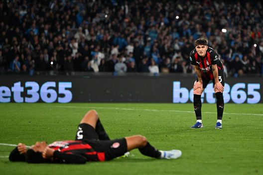 NAPOLI, ITALIA - 6 APRILE: I giocatori dell'AC Milan mostrano la loro delusione dopo la partita di Serie A tra SSC Napoli e AC Milan allo Stadio Diego Armando Maradona il 6 aprile 2026 a Napoli, Italia. (Foto di Francesco Pecoraro/Getty Images) Napoli e Milan multate per lo stesso motivo, ma le cifre diverse: ecco la spiegazione- immagine 2