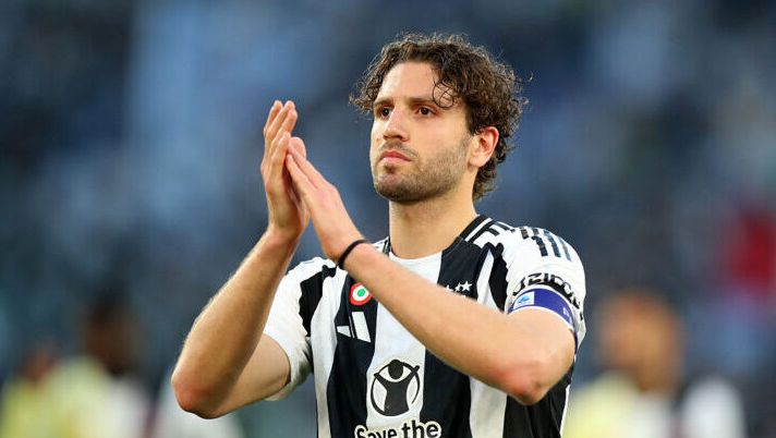 ROME, ITALY - MAY 10: Manuel Locatelli of Juventus applauds the fans following the Serie A match between SS Lazio and Juventus at Stadio Olimpico on May 10, 2025 in Rome, Italy. (Photo by Paolo Bruno/Getty Images) Juve, con il Parma rientra Locatelli. Le ultime novità per Tudor in vista dell’esordio in A - immagine 1