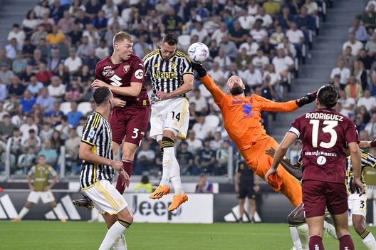 TURIN, ITALY - OCTOBER 07: Arkadiusz Krystian Milik of Juventus scores his team's second goal during the Serie A TIM match between Juventus and Torino FC at Allianz Stadium on October 07, 2023 in Turin, Italy. (Photo by Filippo Alfero - Juventus FC/Juventus FC via Getty Images) La classifica dei gol presi su calcio piazzato: nessuno fa peggio del Toro- immagine 2