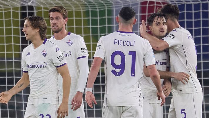 VERONA, ITALY - APRIL 04: Players of Fiorentina celebrate winning the match against Hellas Verona during the Serie A match between Hellas Verona FC and ACF Fiorentina at Stadio Marcantonio Bentegodi on April 04, 2026 in Verona, Italy. (Photo by Emmanuele Ciancaglini/Getty Images) Repubblica esulta: “Tempo fa la Fiorentina avrebbe perso una partita così” - immagine 1