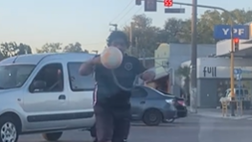 Il sosia di Maradona palleggia tra le auto: che spettacolo in Argentina!