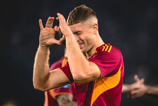 Roma, Italia - 29 ottobre 2025: Artem Dovbyk esulta dopo il gol contro il Parma. (Foto di Luciano Rossi/AS Roma via Getty Images) Milan-Roma, dove vedere il big match in diretta tv e streaming LIVE- immagine 3