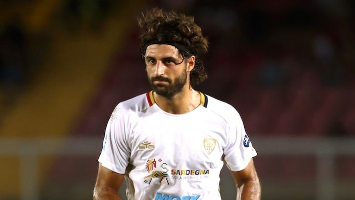 LECCE, ITALY - AUGUST 31: Sebastiano Luperto of Cagliari in action during the Serie A match between Lecce and Cagliari at Stadio Via del Mare on August 31, 2024 in Lecce, Italy. (Photo by Maurizio Lagana/Getty Images) Lazio-Cagliari, le formazioni ufficiali: le scelte su Luperto e Isaksen! C’è Dia, novità Gaetano - immagine 1