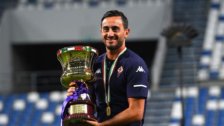 REGGIO NELL'EMILIA, ITALY - AUGUST 26: Alberto Aquilani head coach of ACF Fiorentina celebrates the victory with the trophyduring the Primavera TIM Cup Final match between Hellas Verona and ACF Fiorentina at Mapei Stadium - Citta' del Tricolore on August 26, 2020 in Reggio nell'Emilia, Italy. (Photo by Alessandro Sabattini/Getty Images) Aquilani
