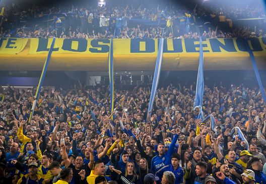 BUENOS AIRES, ARGENTINA - 19 APRILE: I tifosi del Boca Juniors prima di una partita del Torneo Apertura Betano 2025 Gruppo A tra Boca Juniors ed Estudiantes all'Estadio Alberto J. Armando il 19 aprile 2025 a Buenos Aires, Argentina. (Foto di Marcelo Endelli/Getty Images) Tifoserie a confronto: Bayern-Boca Juniors, chi vince sugli spalti?- immagine 2