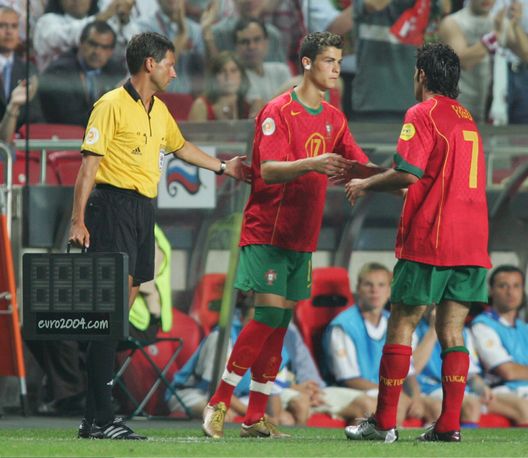 LISBONA, PORTOGALLO- GIUGNO 16: Cristiano Ronaldo e Figo ad Euro 2004 (Foto di Andreas Rentz/Bongarts/Getty Images) Cristiano Ronaldo e il Portogallo, una storia scritta nel tempo e nell’anima- immagine 2