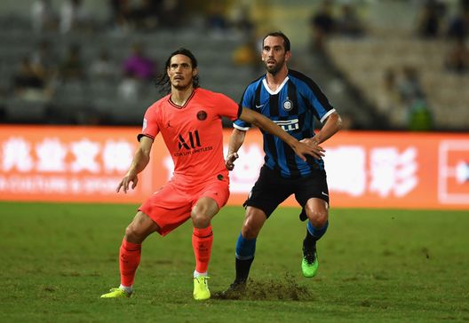 Macau - Edinson Cavani del Psg e Diego Godín dell'Inter durante un'amichevole. (Foto di Claudio Villa - Inter/FC Internazionale via Getty Images ) Psg-Inter, la finale di Champions è anche Francia contro Italia- immagine 2