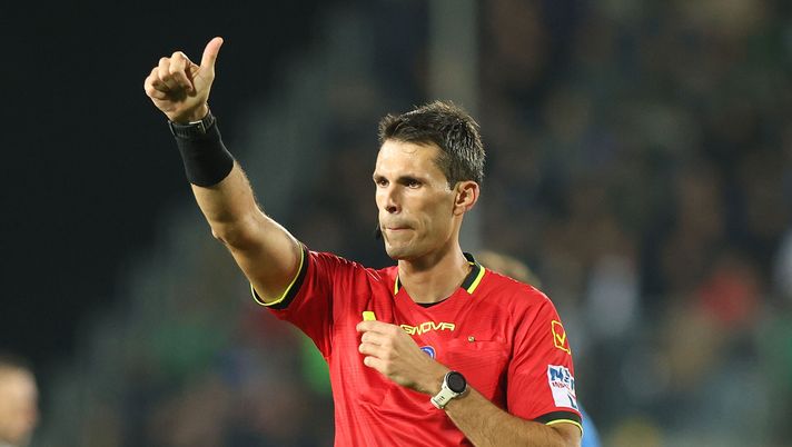 EMPOLI, ITALY - OCTOBER 30: Matteo Marchetti referee gestures during the Serie A match between Empoli and FC Internazionale at Stadio Carlo Castellani on October 30, 2024 in Empoli, Italy. (Photo by Gabriele Maltinti/Getty Images) Coppa Italia: Marchetti arbitrerà la gara contro l’Inter, al VAR La Penna - immagine 1