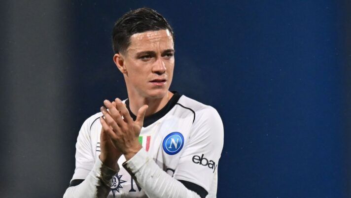 REGGIO NELL'EMILIA, ITALY - FEBRUARY 28: Giacomo Raspadori of SSC Napoli applauds his fans during the Serie A TIM match between US Sassuolo and SSC Napoli - Serie A TIM at Mapei Stadium - Citta' del Tricolore on February 28, 2024 in Reggio nell'Emilia, Italy. (Photo by Alessandro Sabattini/Getty Images) Napoli, da Raspadori centravanti all’errore di Meret: cosa va e cosa no nella squadra di Conte - immagine 1