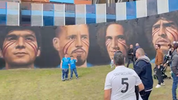 Il murale al Maradona meta del pellegrinaggio dei tifosi a caccia di una foto